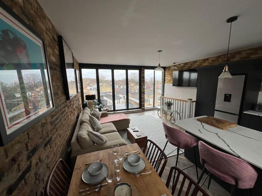 Leilighet Stylish 2 Bed Flat With Balcony Great Views Nrtube London