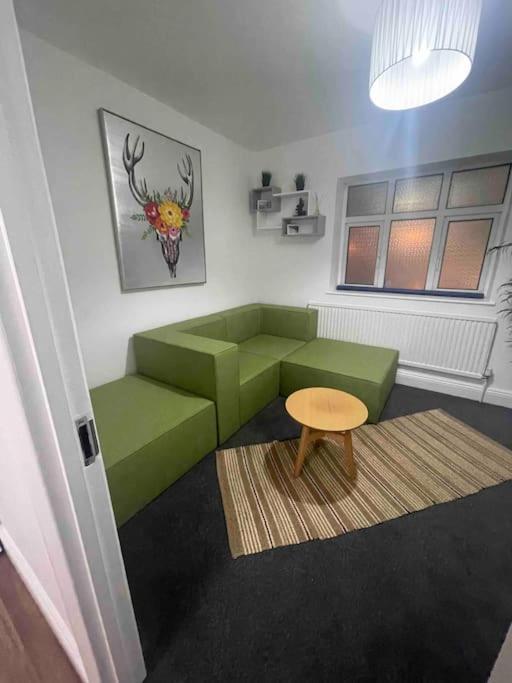 Lovely 1 Bedroom Flat+living With A Sofa Bed Lägenhet