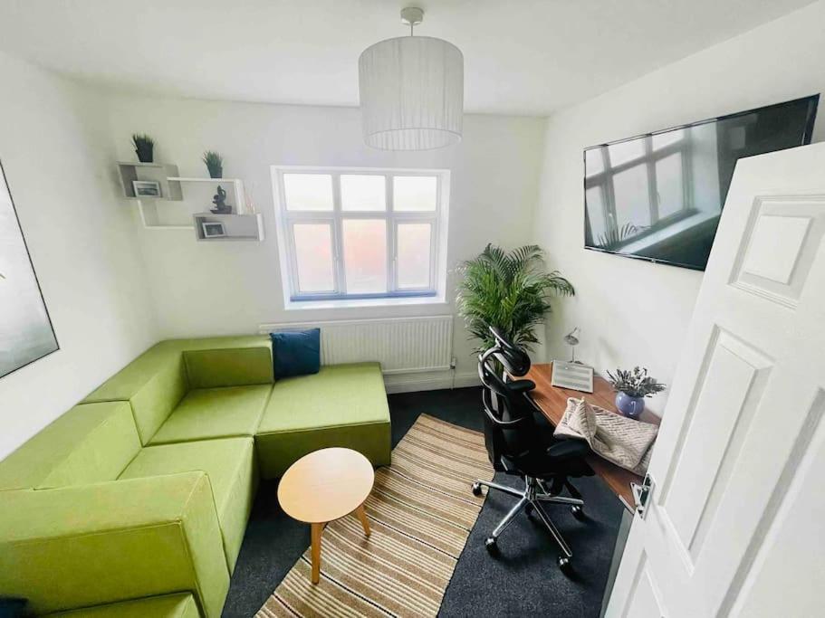 Lovely 1 Bedroom Flat+living With A Sofa Bed Lägenhet
