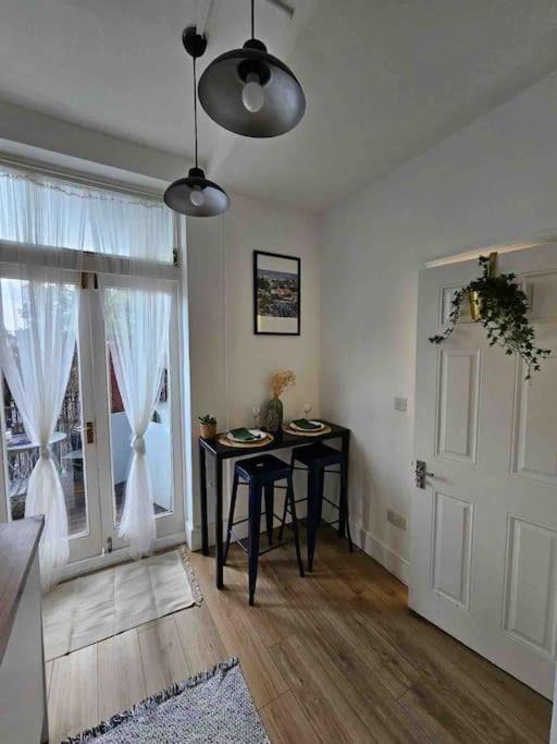 Lägenhet West Kensington Flat, Balcony London