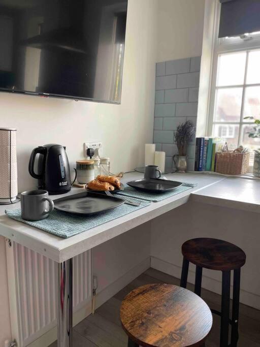 One Bedroom Putney Village Flat * Londen