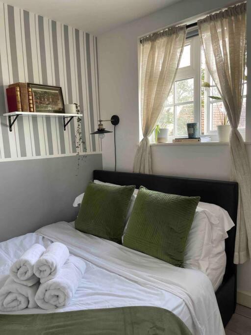 One Bedroom Putney Village Flat Londen