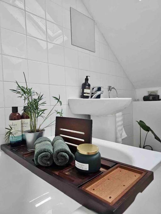 Cosy And Quiet One Bedroom Thames Flat Apartment *