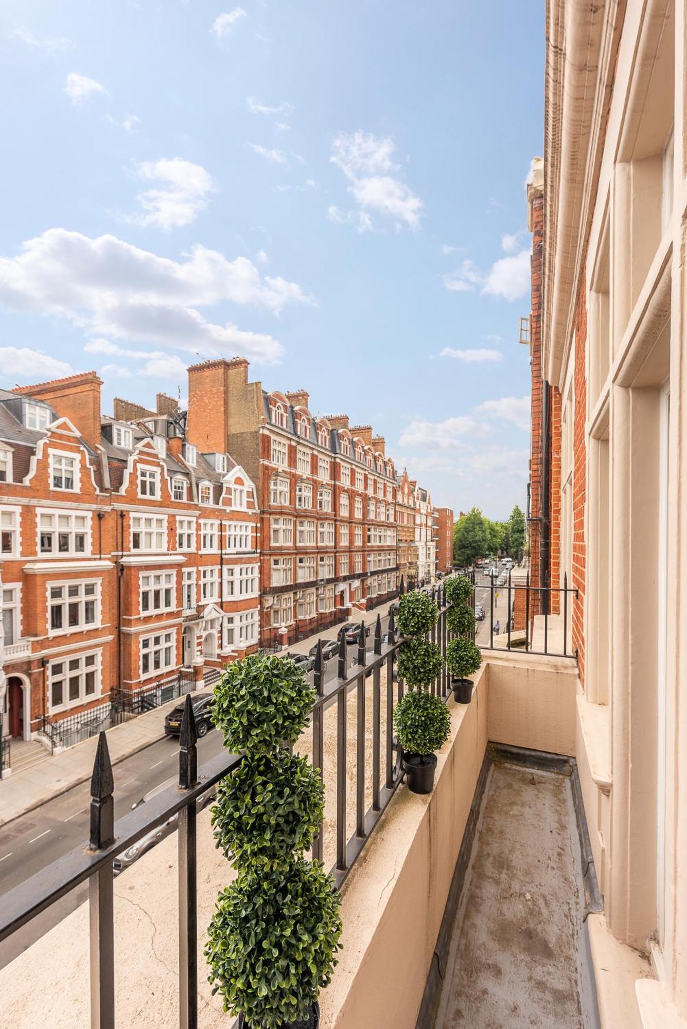 Moments From Hyde Park & Notting Hill With Free Luggage Storage And Washing Machine Appartement Londen