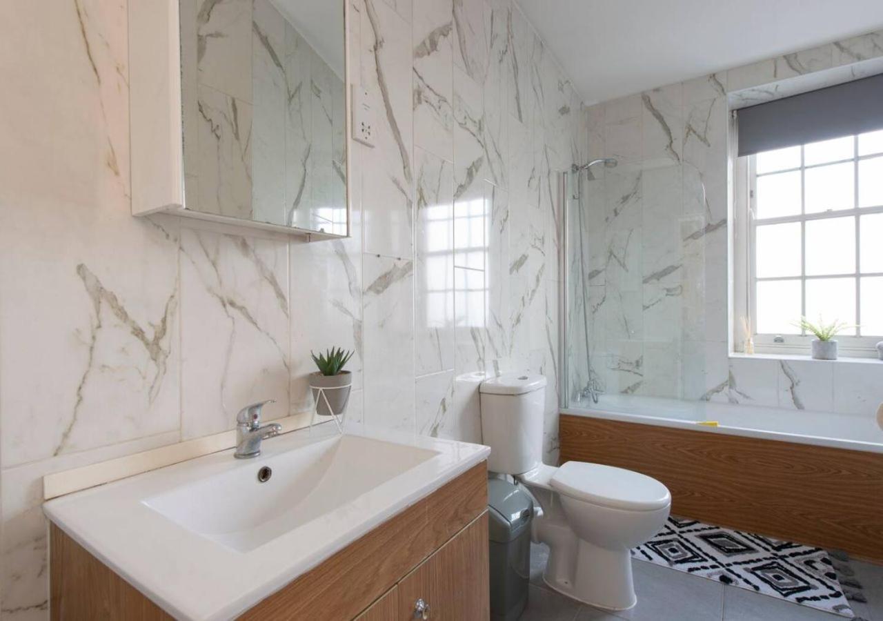 Welcoming And Radiant - One Bedroom In The Heart Of South Apartment