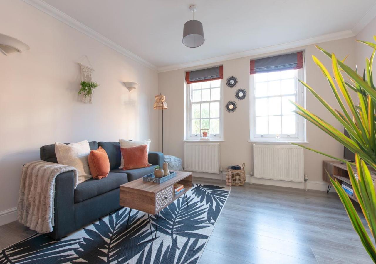 Welcoming And Radiant - One Bedroom In The Heart Of South Apartment
