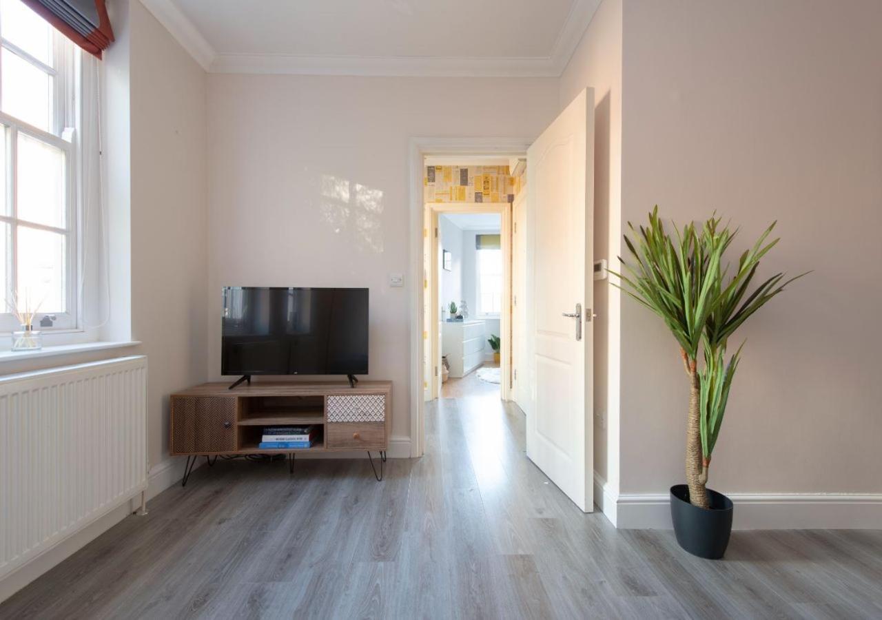 Welcoming And Radiant - One Bedroom In The Heart Of South Apartment