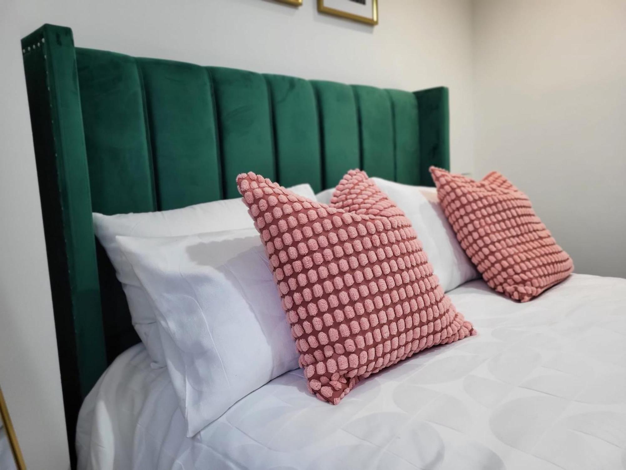 20 Mins To Central London, Stylish Sky Views 2 Bed Apartment *