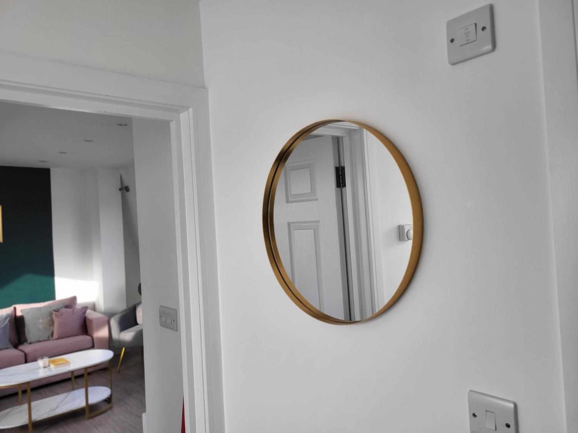 Apartment 20 Mins To Central London, Stylish Sky Views 2 Bed
