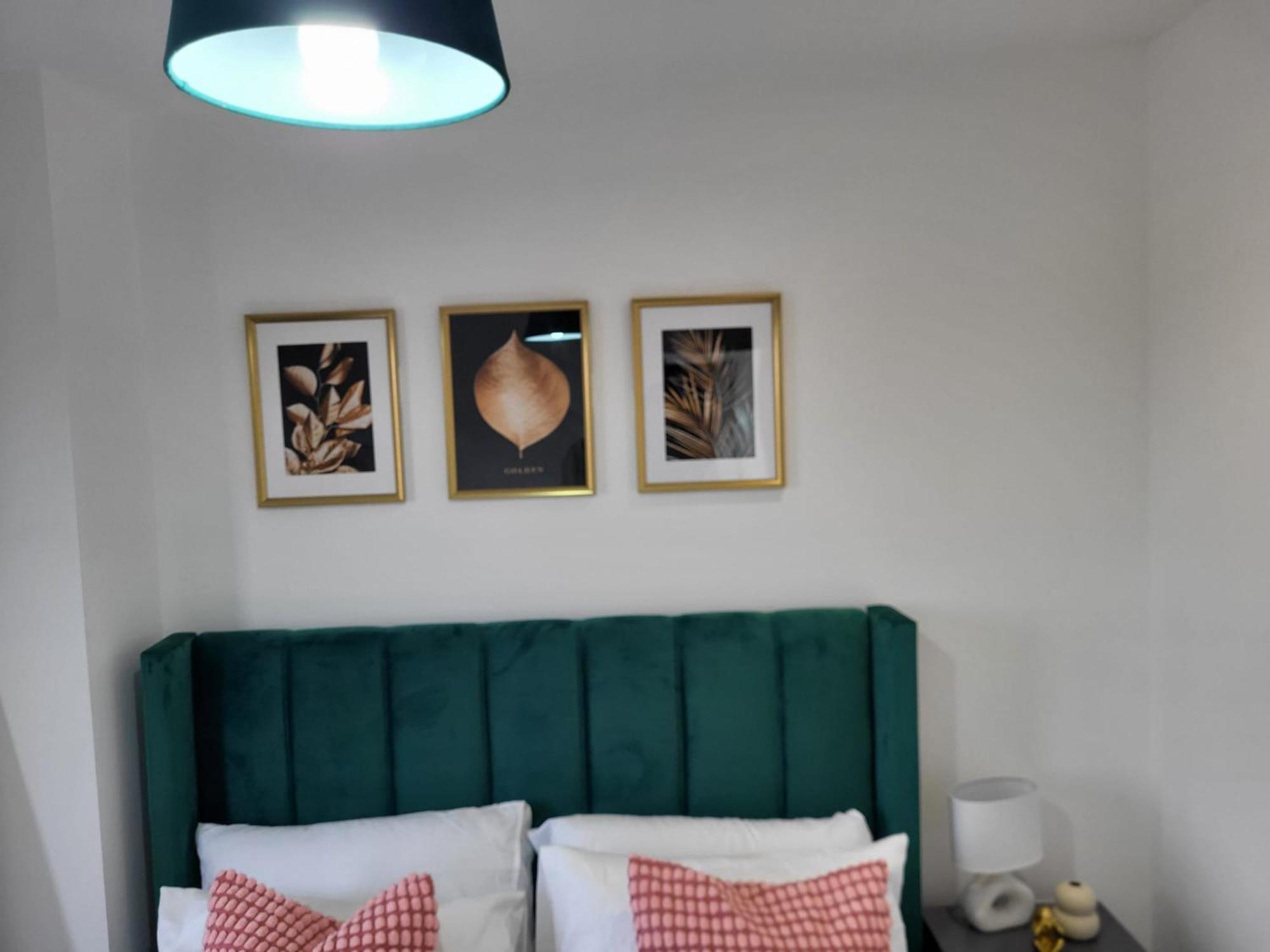 20 Mins To Central London, Stylish Sky Views 2 Bed Apartment