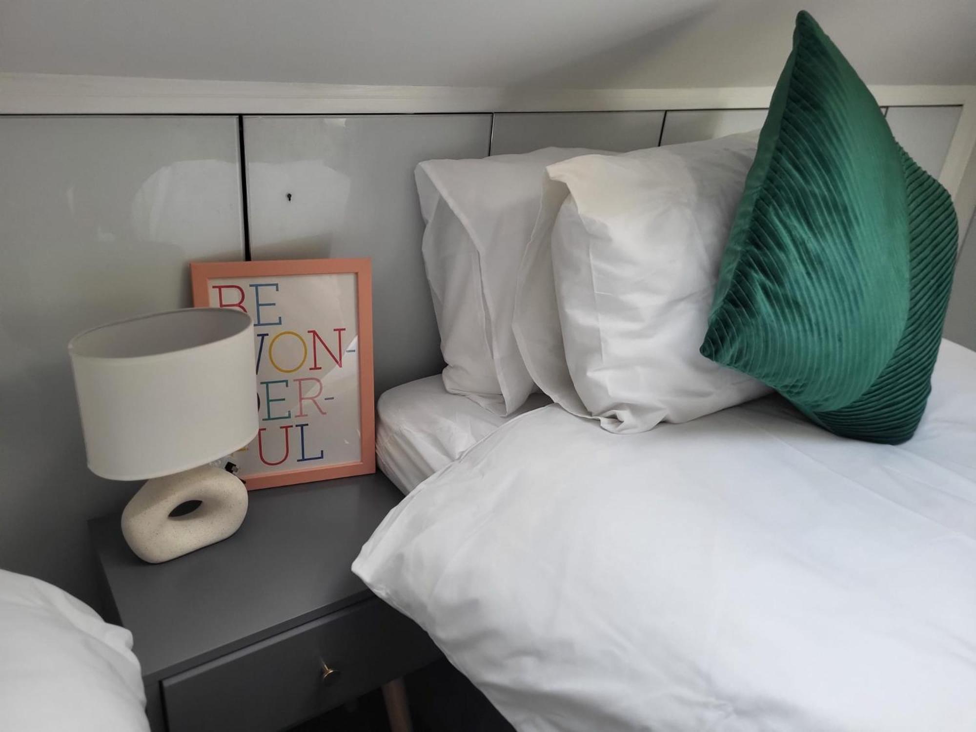 Apartment 20 Mins To Central London, Stylish Sky Views 2 Bed