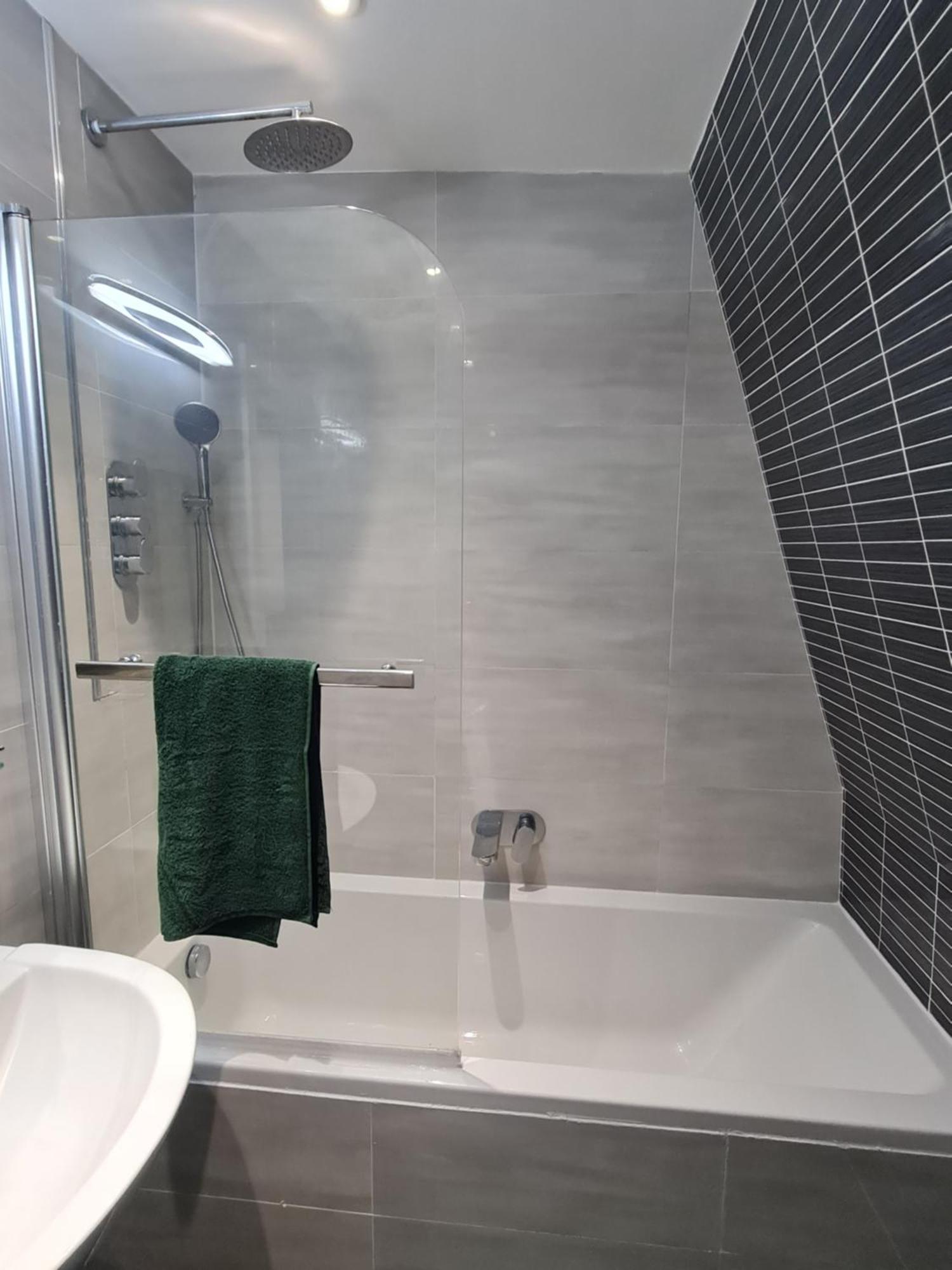 20 Mins To Central London, Stylish Sky Views 2 Bed London