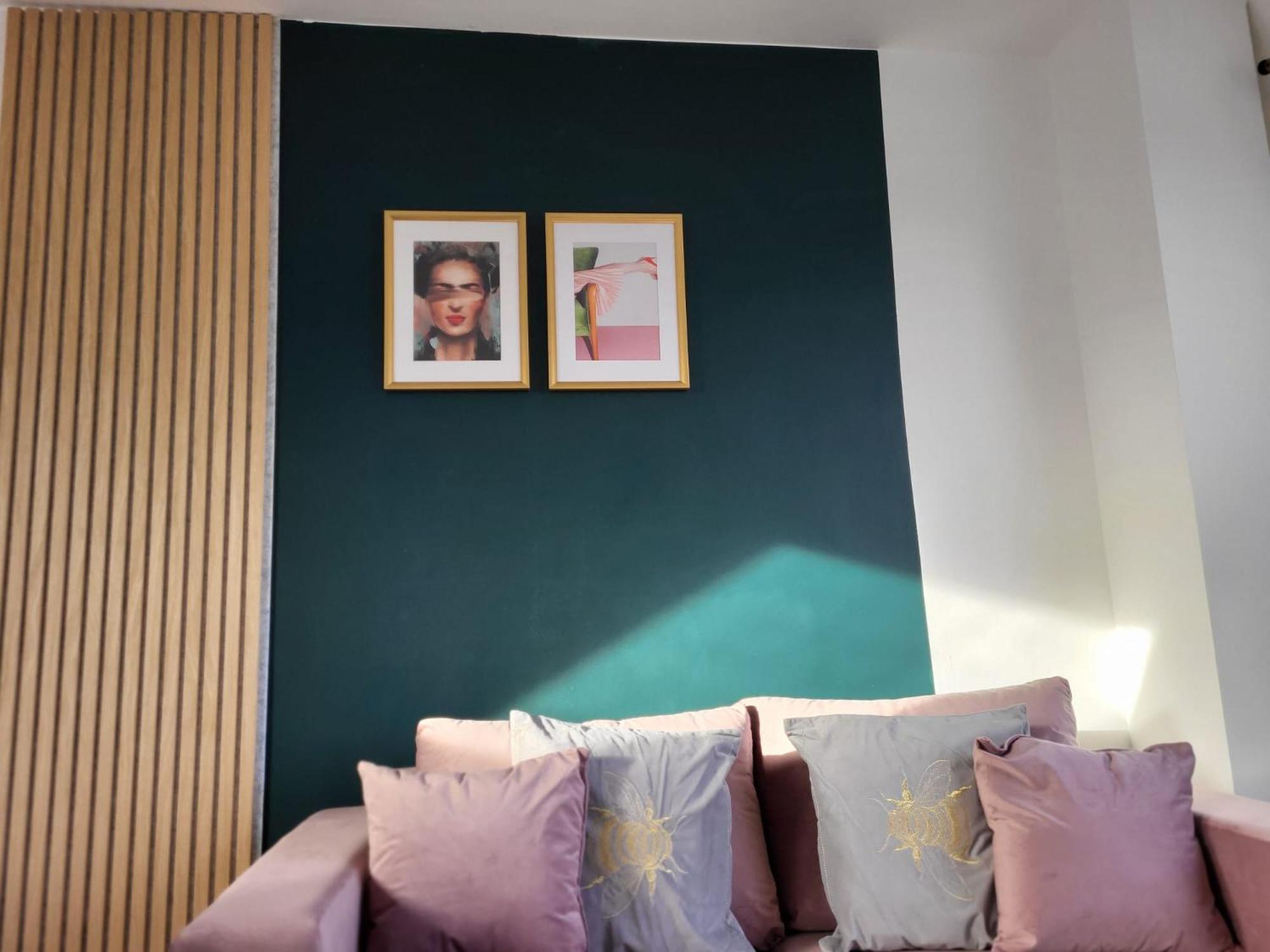 Apartment 20 Mins To Central London, Stylish Sky Views 2 Bed London