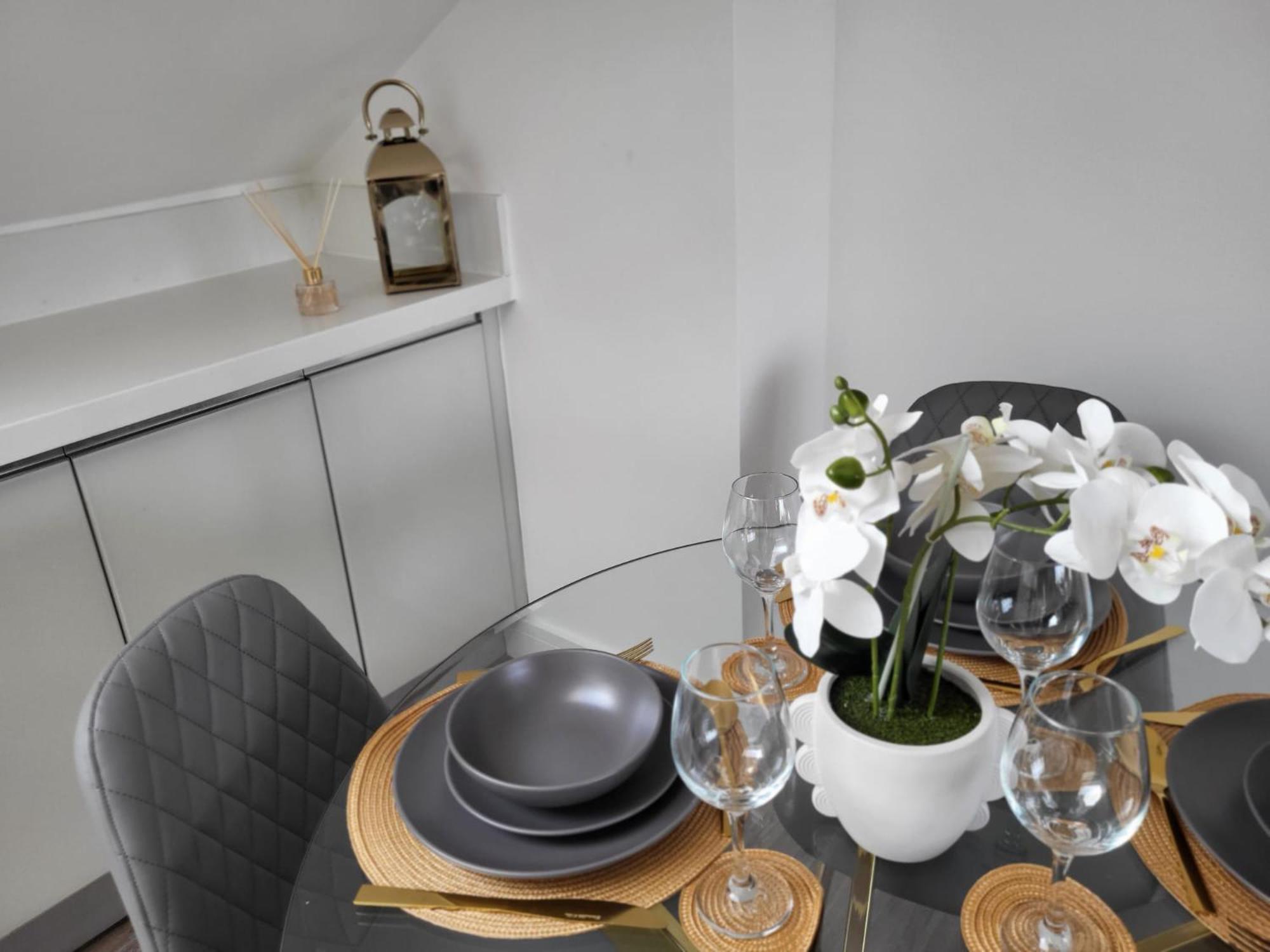 20 Mins To Central London, Stylish Sky Views 2 Bed * London