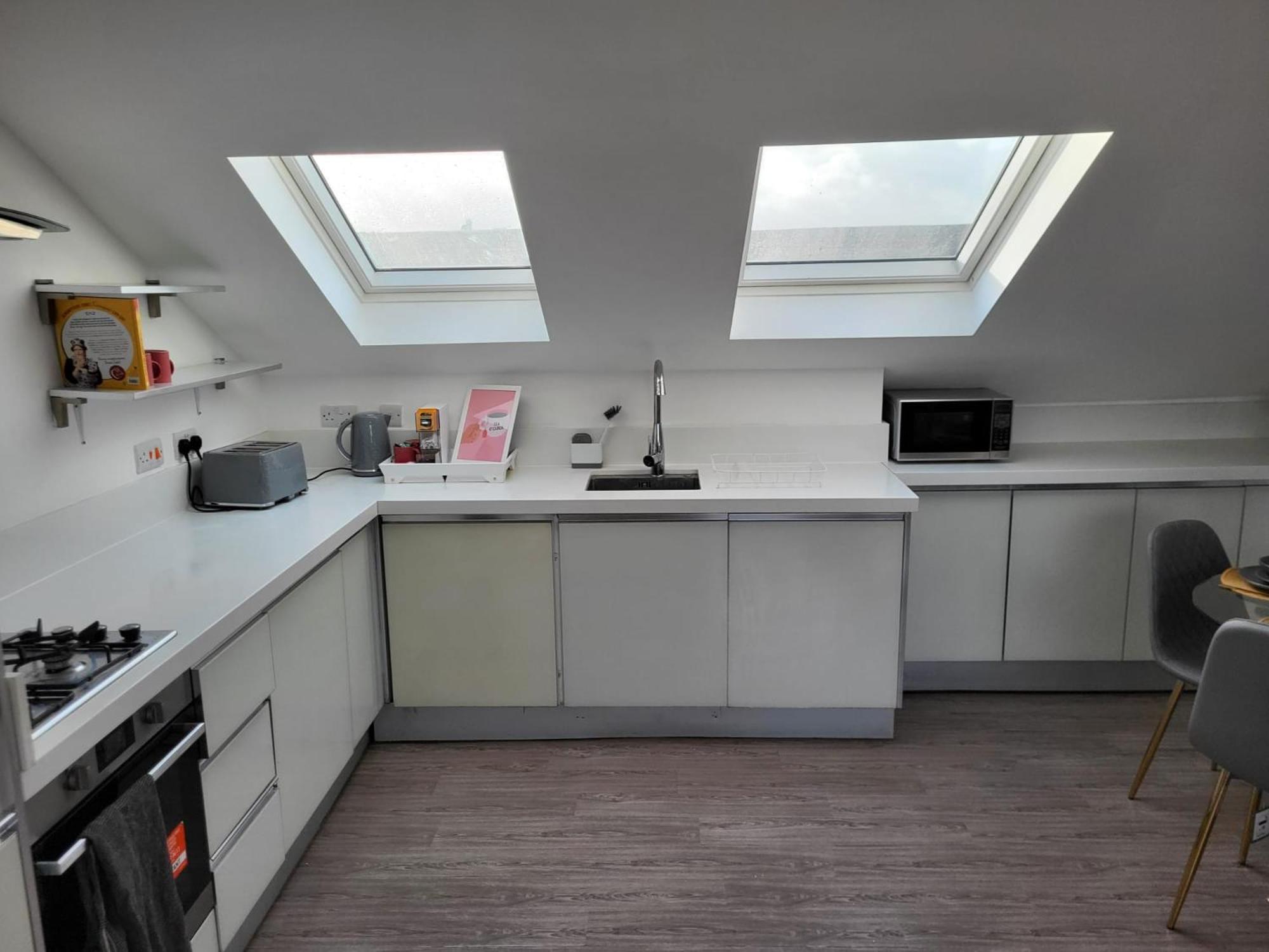 Apartment 20 Mins To Central London, Stylish Sky Views 2 Bed *