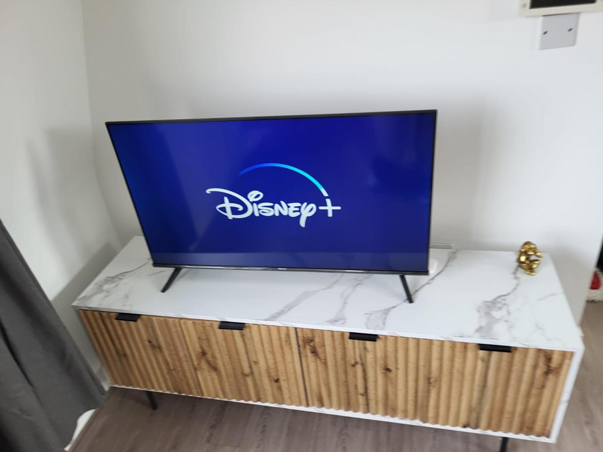 Apartment 20 Mins To Central London, Stylish Sky Views 2 Bed London