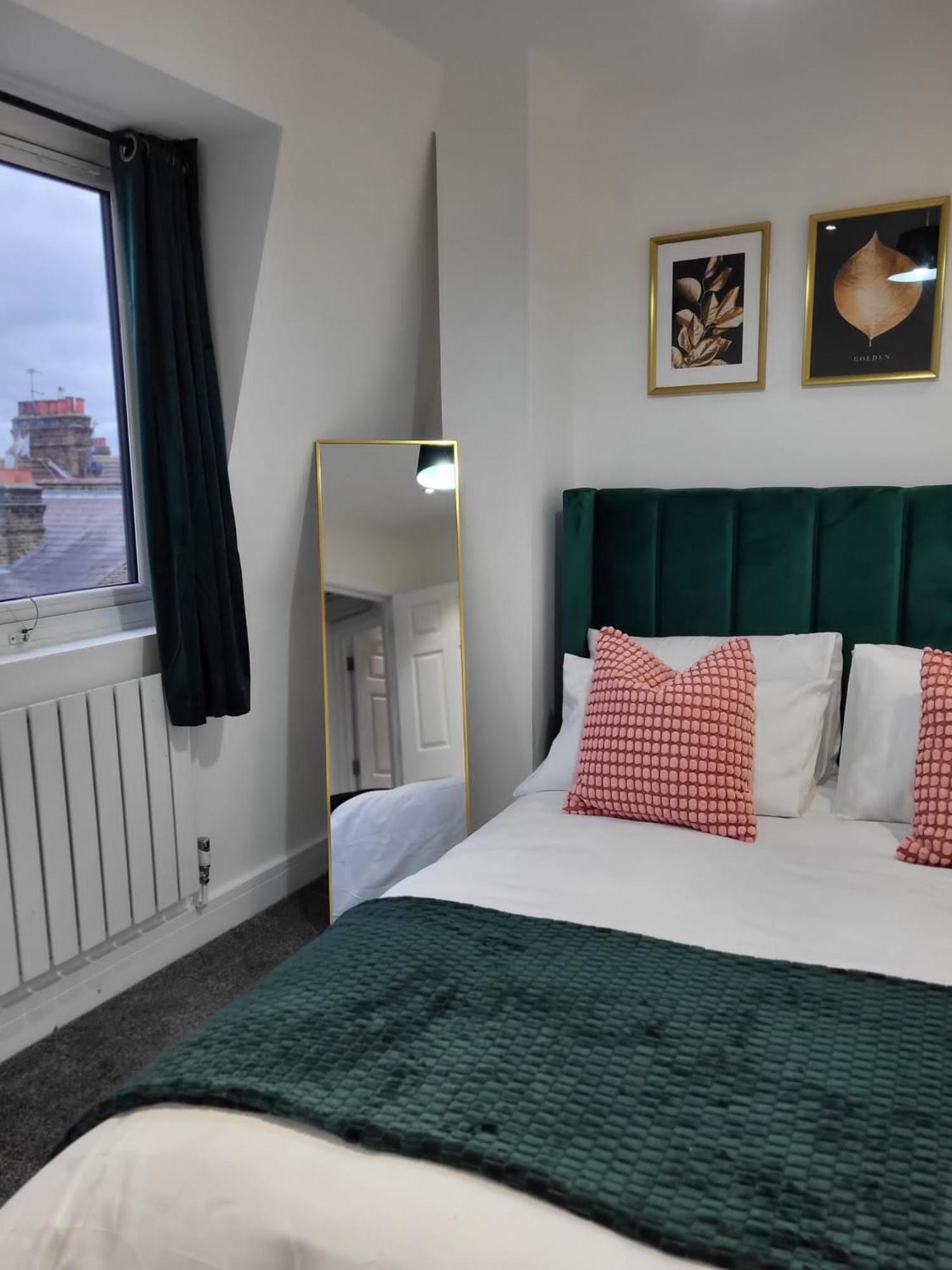 20 Mins To Central London, Stylish Sky Views 2 Bed * London