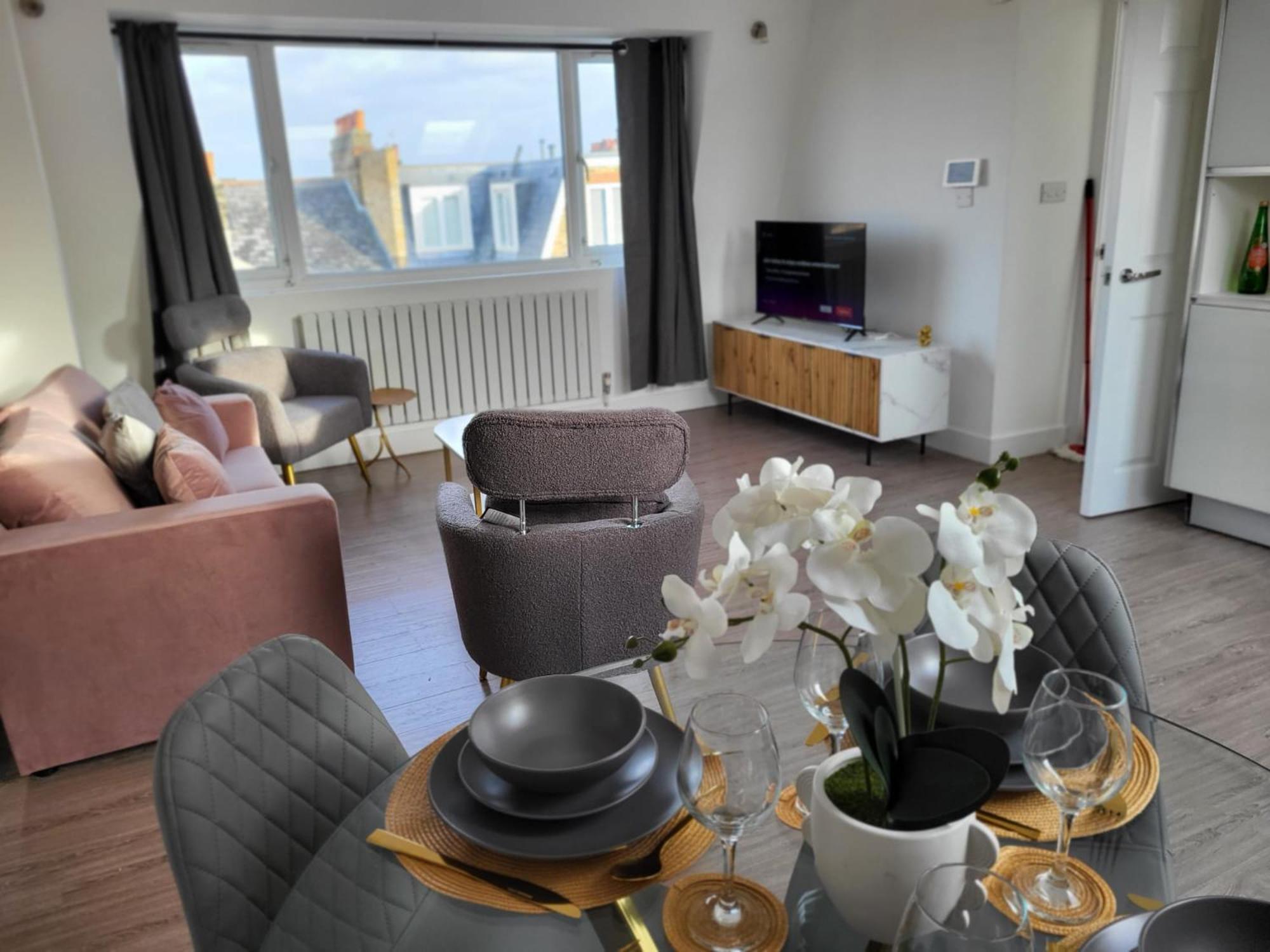 20 Mins To Central London, Stylish Sky Views 2 Bed Apartment *