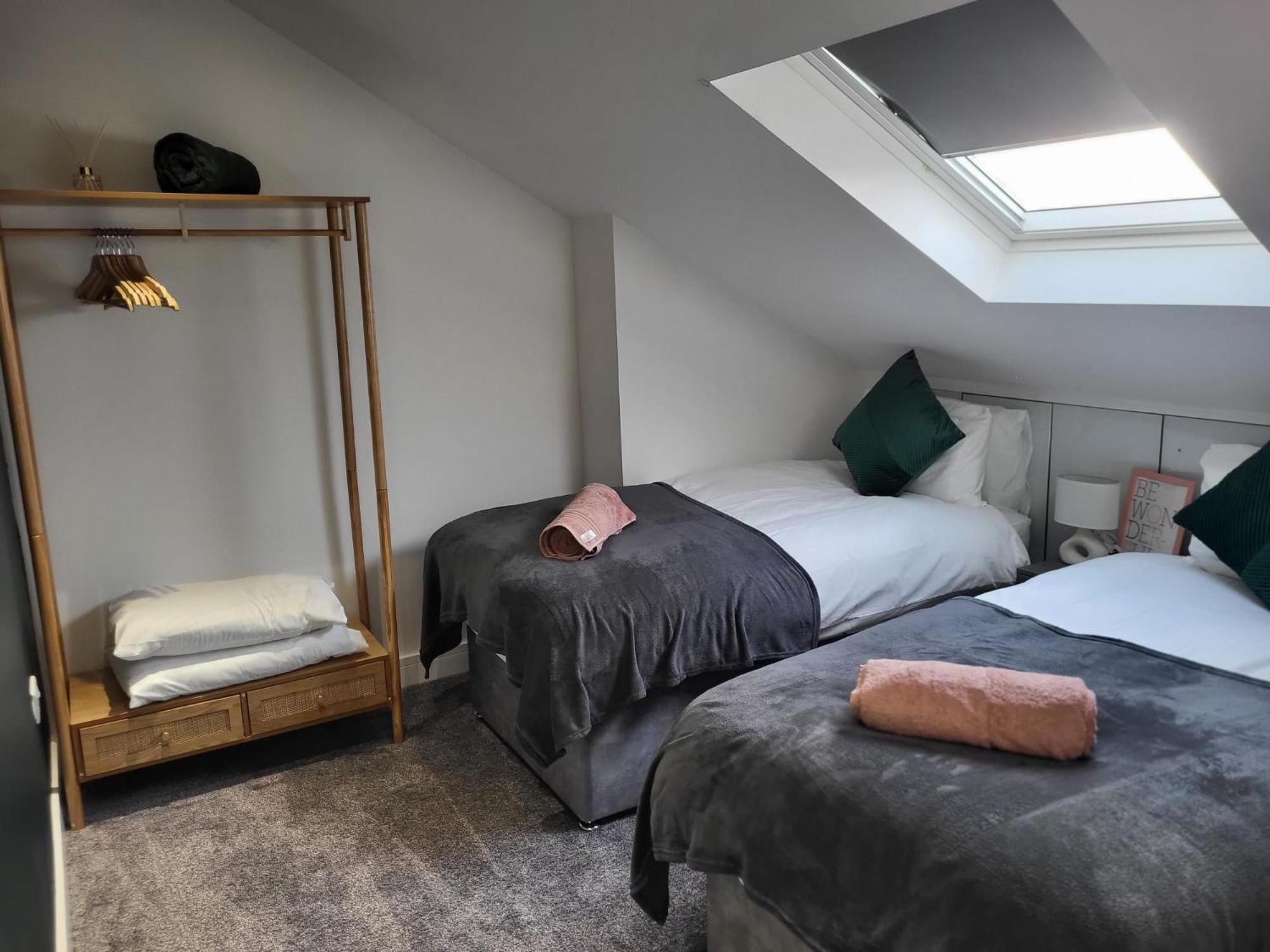 20 Mins To Central London, Stylish Sky Views 2 Bed London