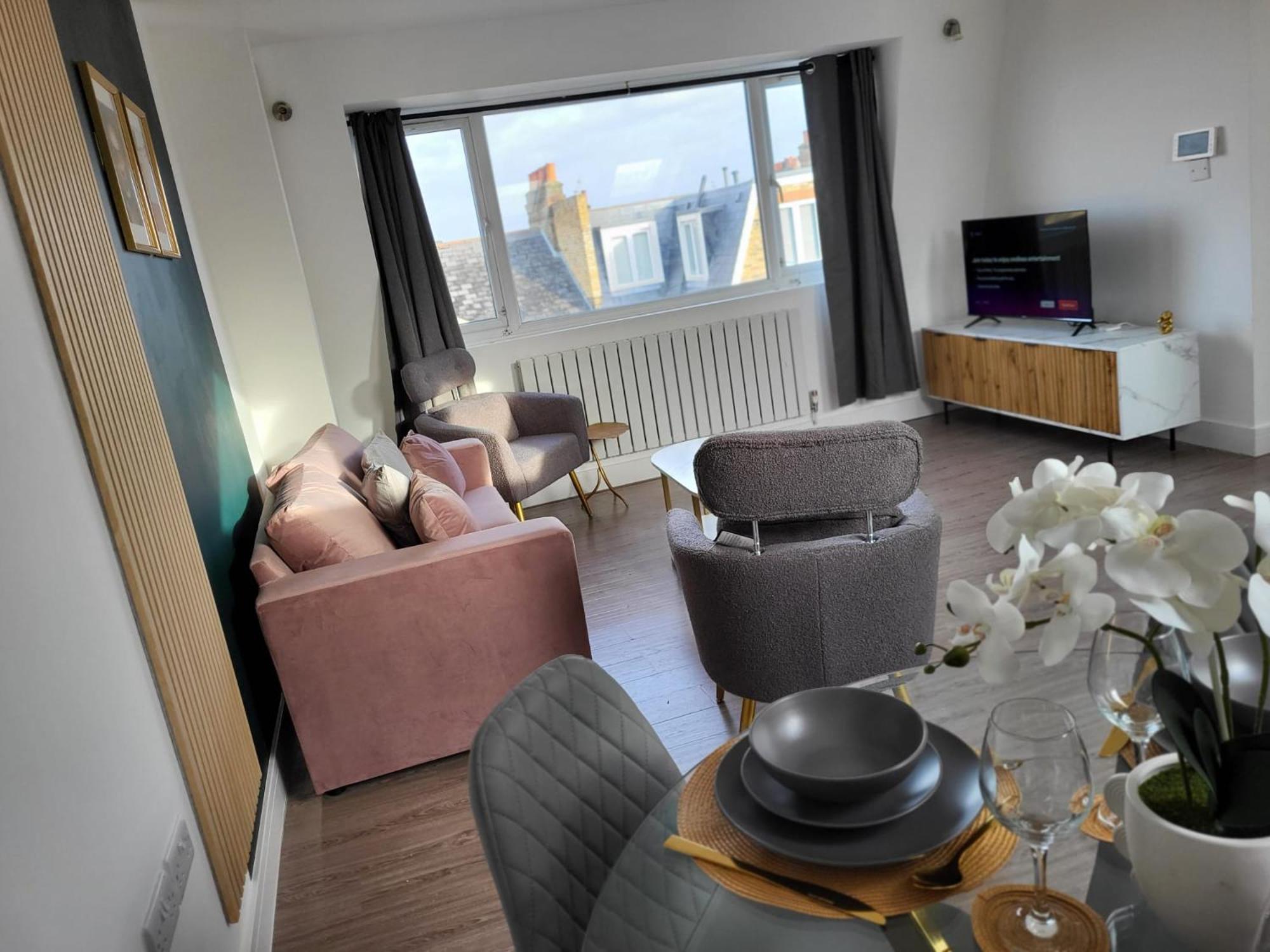 20 Mins To Central London, Stylish Sky Views 2 Bed Apartment London