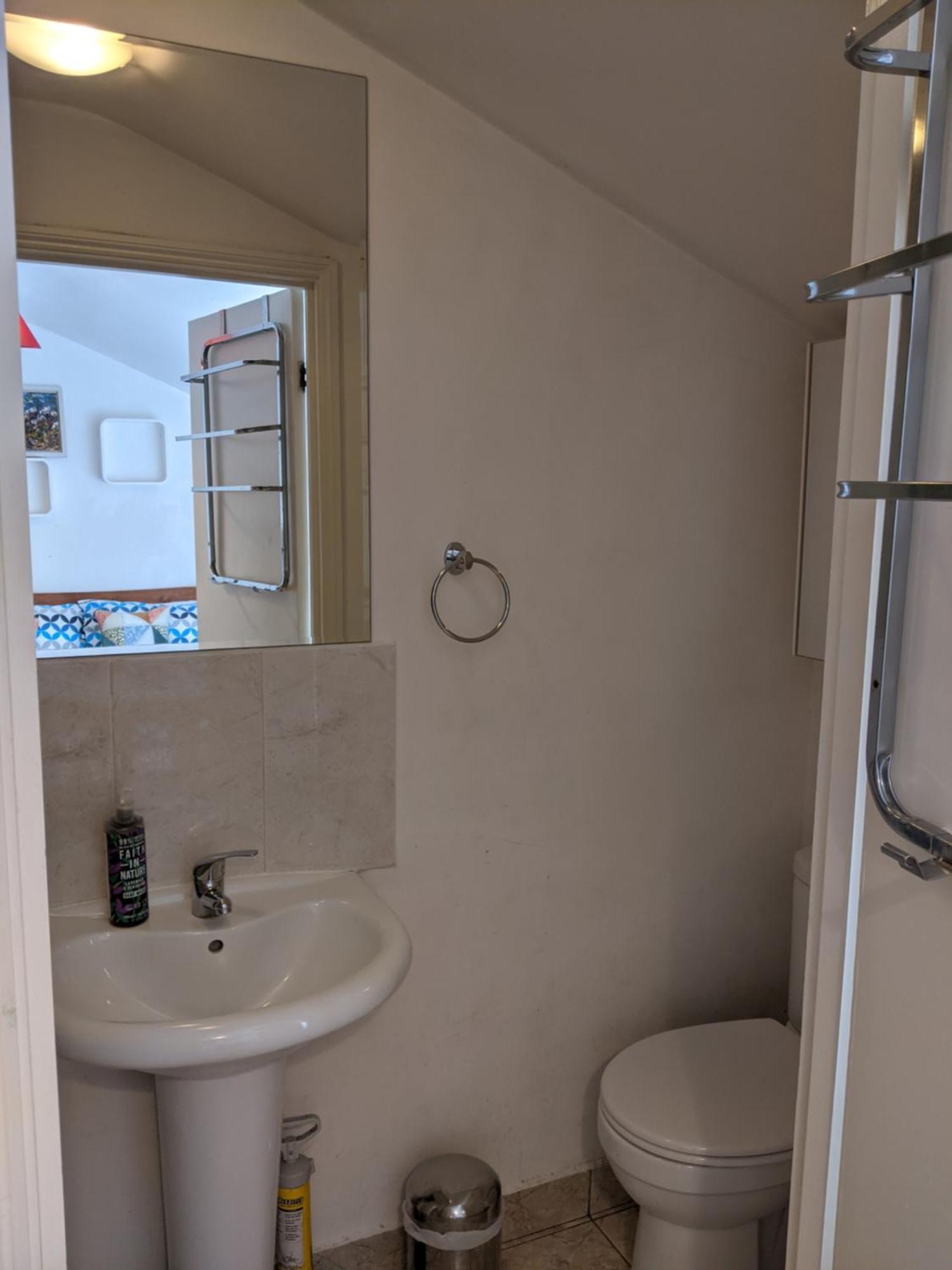 And Peaceful With Your Own Bathroom Rum i privatbostad *