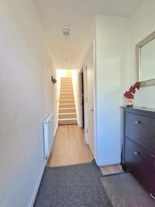 Explore London: 2 Bedroom House In Wood Ferienhaus *