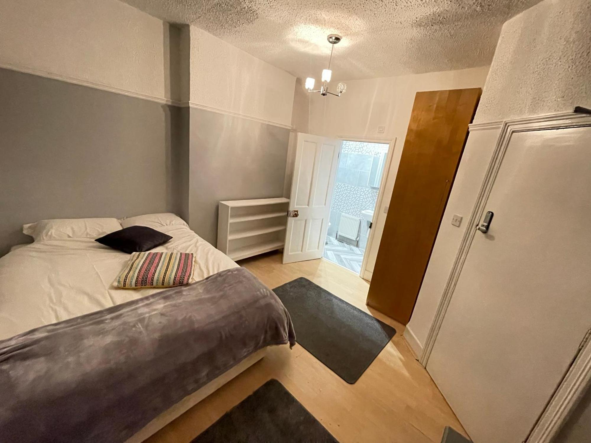 With Private Bathroom And Shared Kitchen Rum i privatbostad *