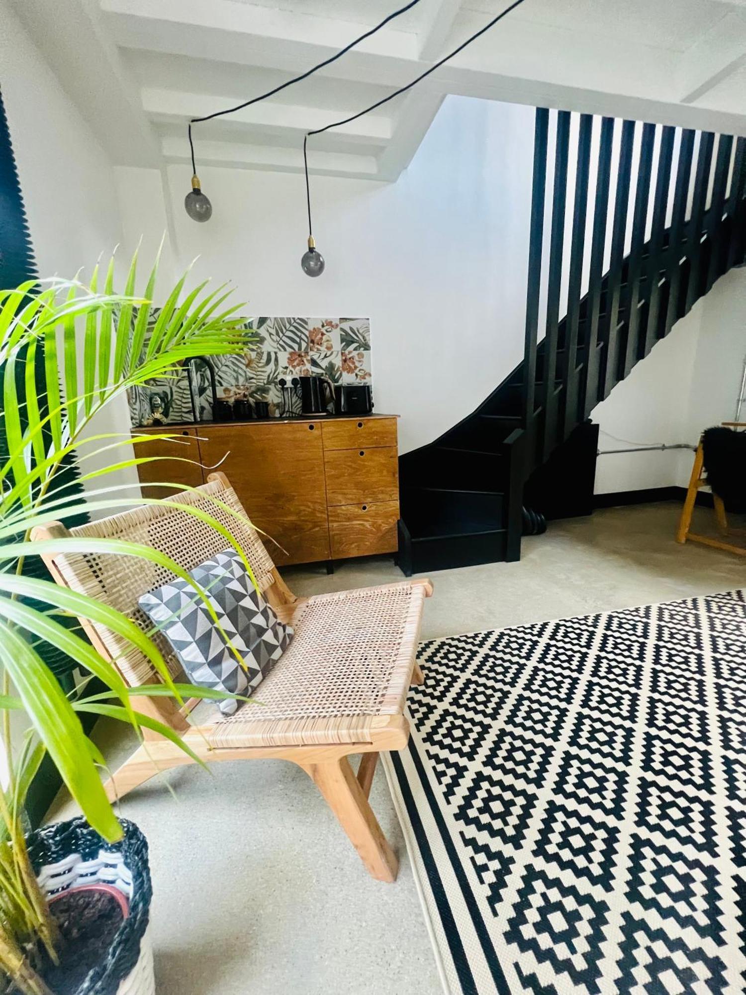 Private In Mews House Homestay *