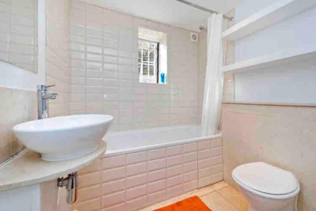 Beautiful 2 Bed/ 2 Bath Notting Hill Garden Flat Appartamento
