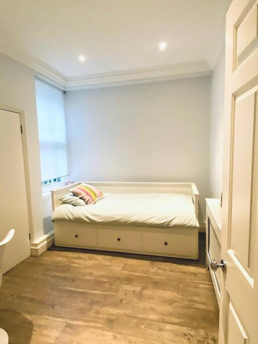 Beautiful 2 Bed/ 2 Bath Notting Hill Garden Flat * Londra