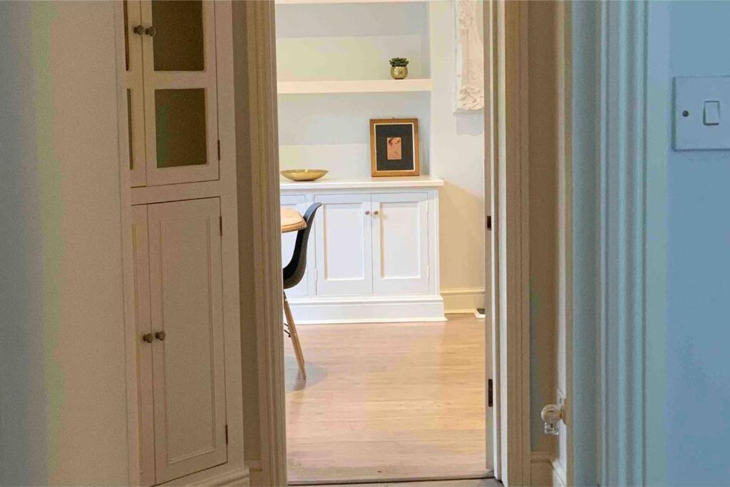 Beautiful 2 Bed/ 2 Bath Notting Hill Garden Flat * Londra