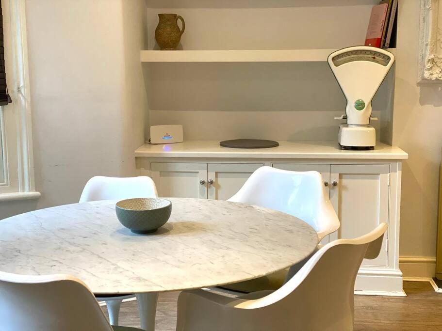 Beautiful 2 Bed/ 2 Bath Notting Hill Garden Flat Appartamento