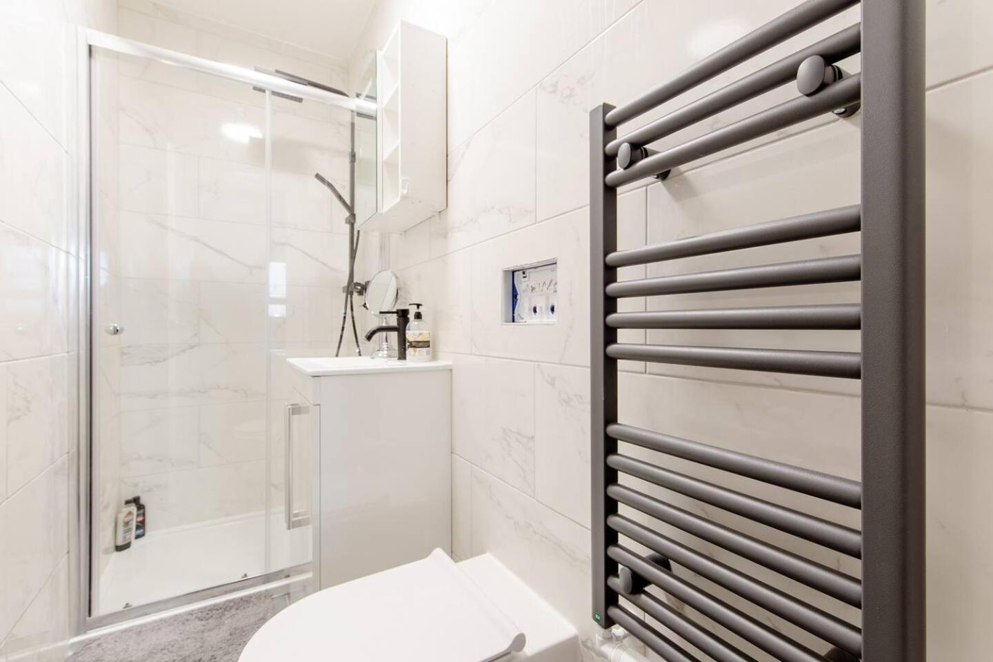 *brand New 1 Bedroom Flat In London* Appartement