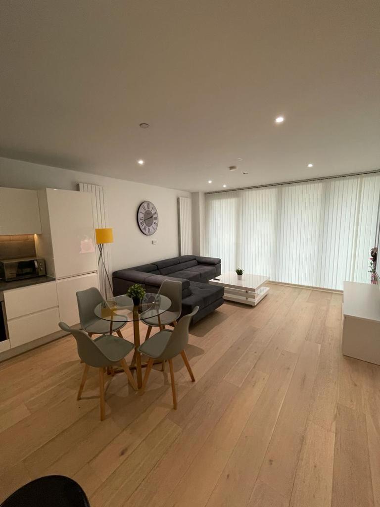 2bed Royal Wharf Apartment