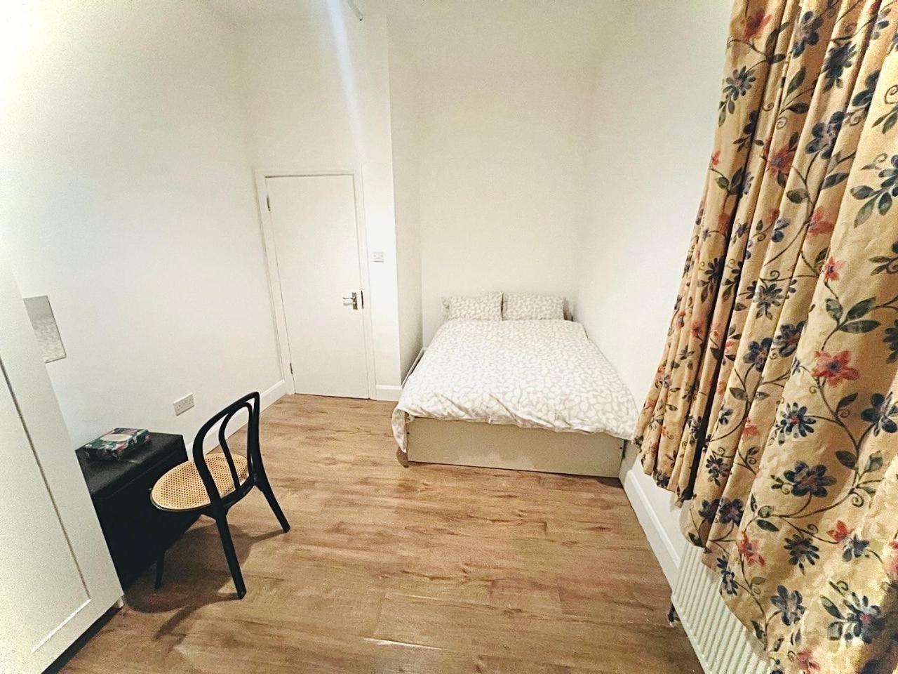 Double Bed Large King Size In Beautiful Flat R 02 Londen