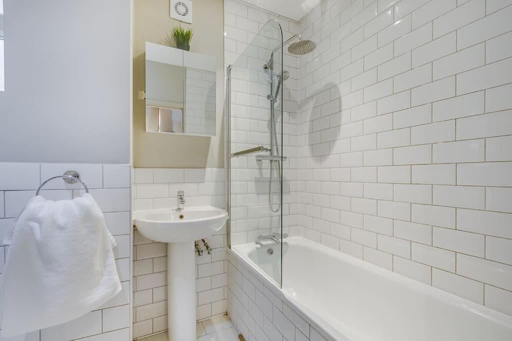 Chic 3 Bedroom Brixtonclapham Near Tube Lägenhet London
