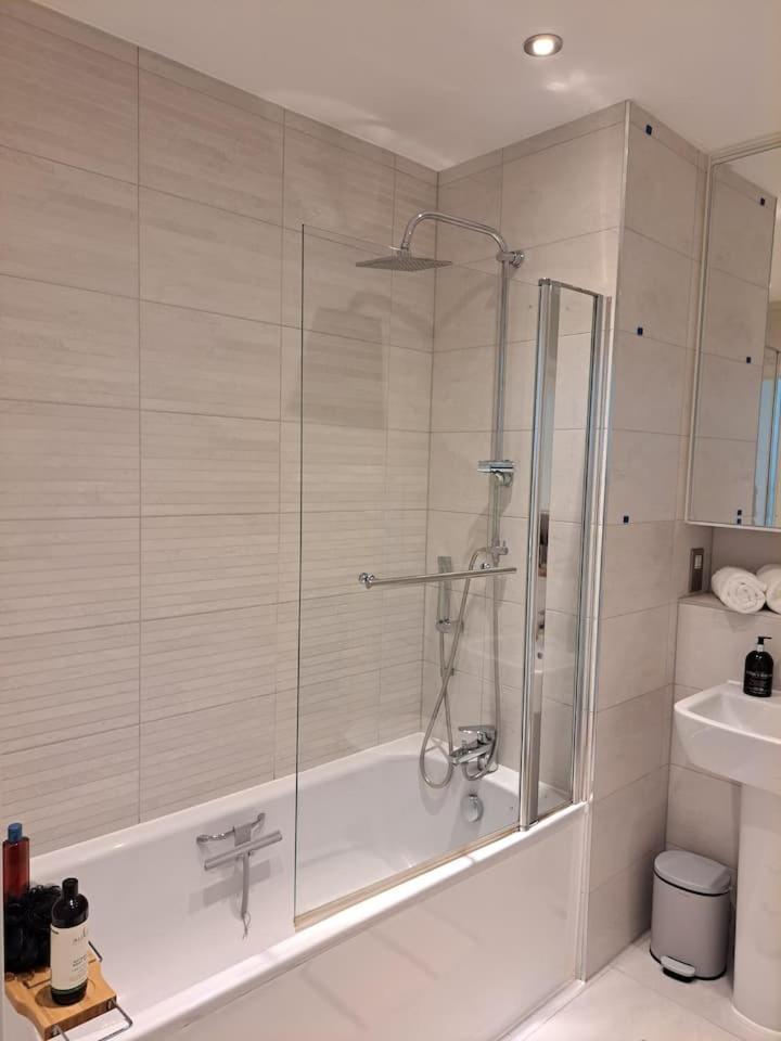 Cozy Double With Large En Near Canary Wharf With Amazing Views In A Shared Londra