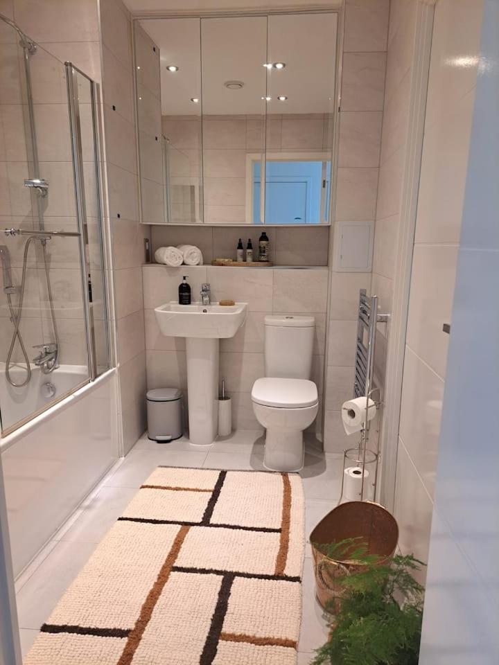 Cozy Double With Large En Near Canary Wharf With Amazing Views In A Shared Londra