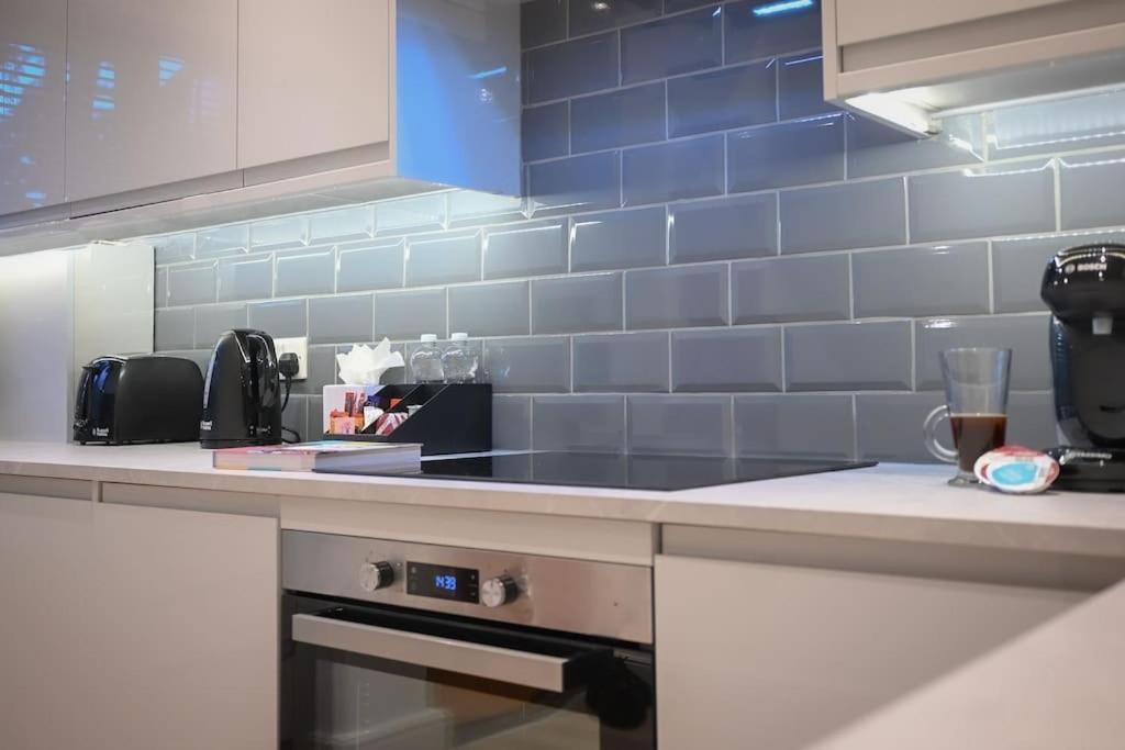 Modern 2 Bed Split Level Maisonette With Parking Appartamento *