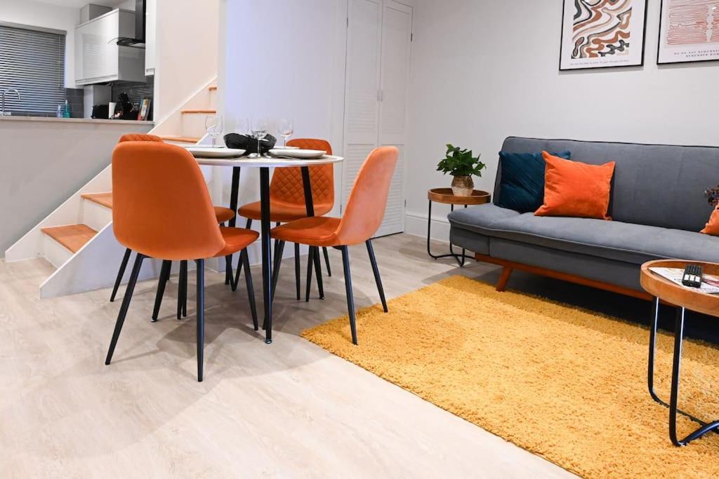 Appartamento Modern 2 Bed Split Level Maisonette With Parking Londra