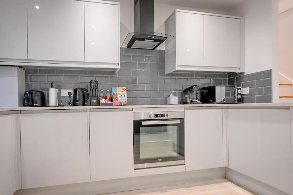 Appartamento Modern 2 Bed Split Level Maisonette With Parking Londra