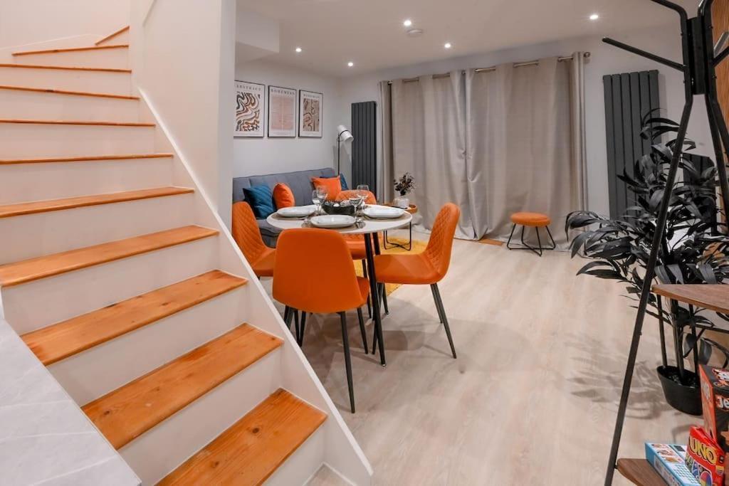 Modern 2 Bed Split Level Maisonette With Parking Londra