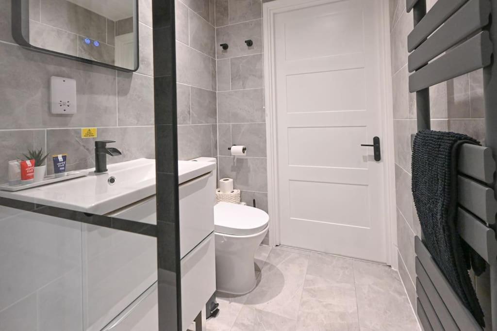Appartamento Modern 2 Bed Split Level Maisonette With Parking *