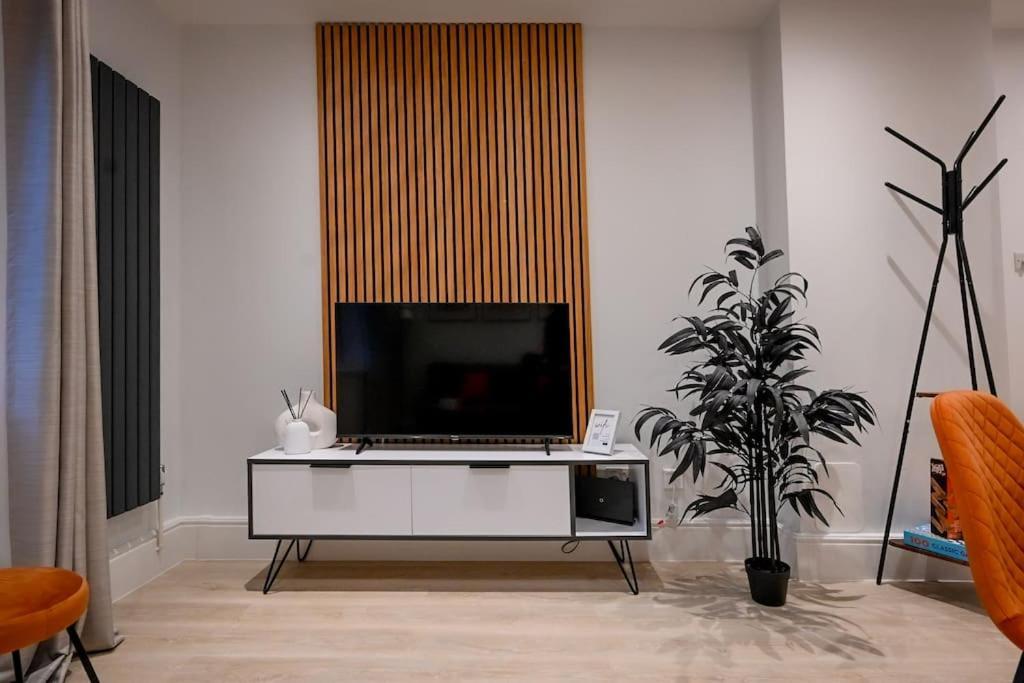 Modern 2 Bed Split Level Maisonette With Parking Appartamento *