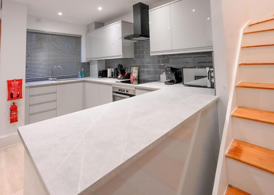 Modern 2 Bed Split Level Maisonette With Parking Appartamento