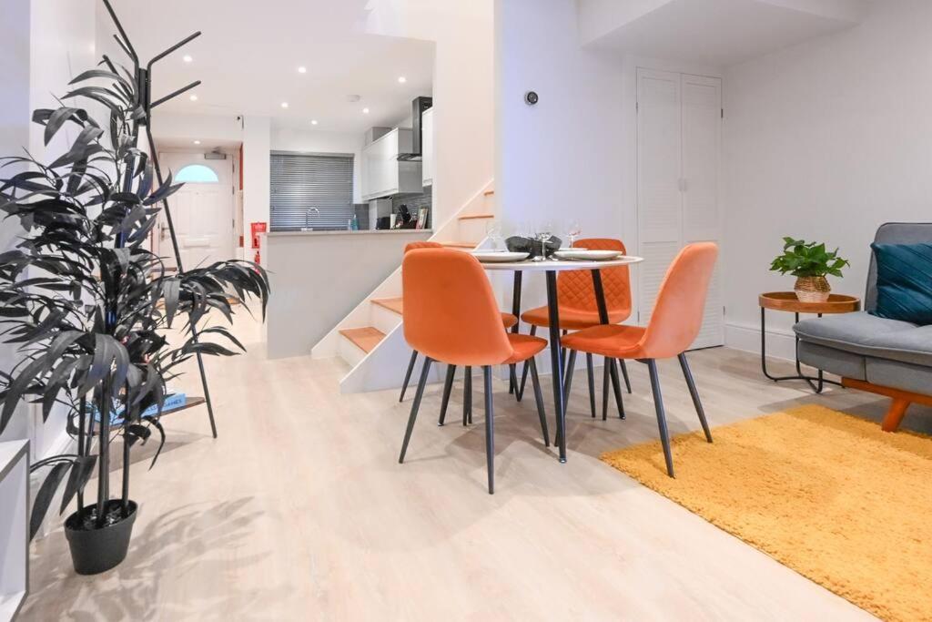 Modern 2 Bed Split Level Maisonette With Parking Londra