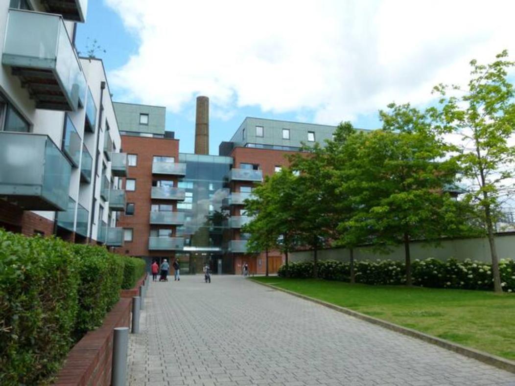Bright & Spacious Double Bedroom With Ensuite And Concierge! Paid Parking Available Apartment *
