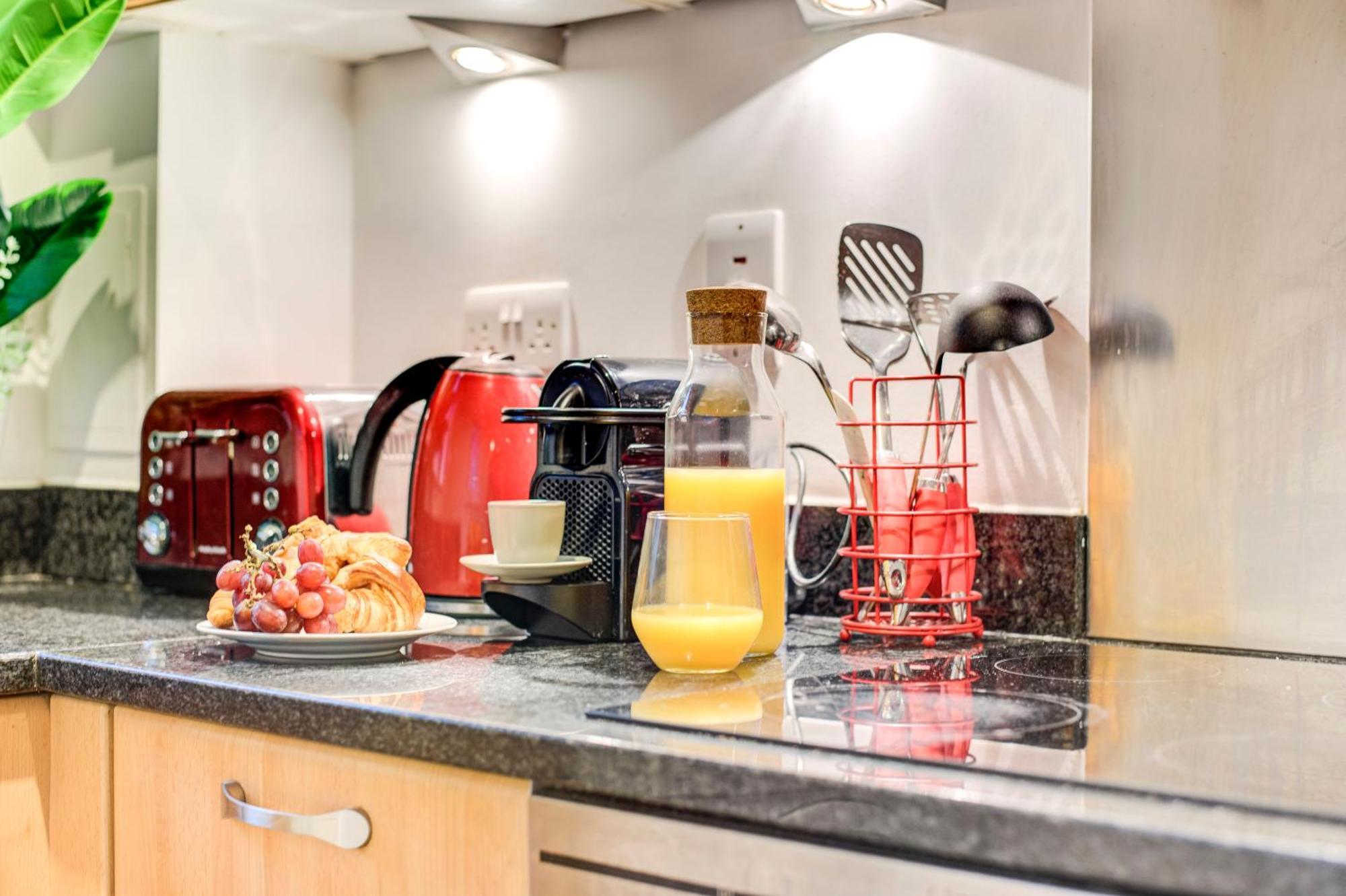Leilighet 2-bed 2-bath Tower Bridge Gem, Sleeps 8 London