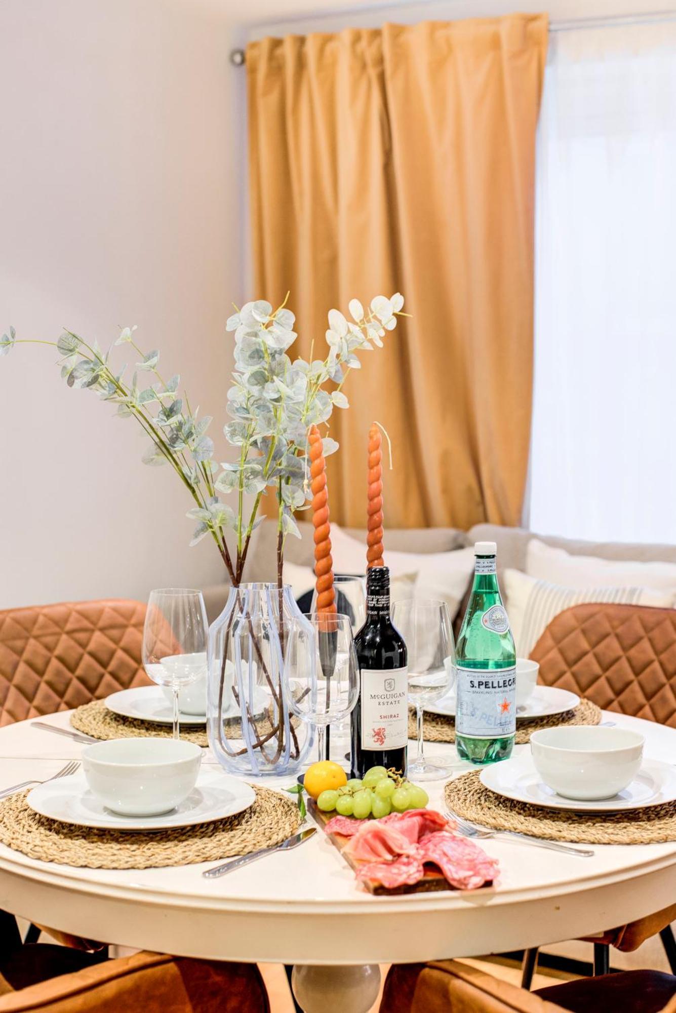 2-bed 2-bath Tower Bridge Gem, Sleeps 8 Leilighet London