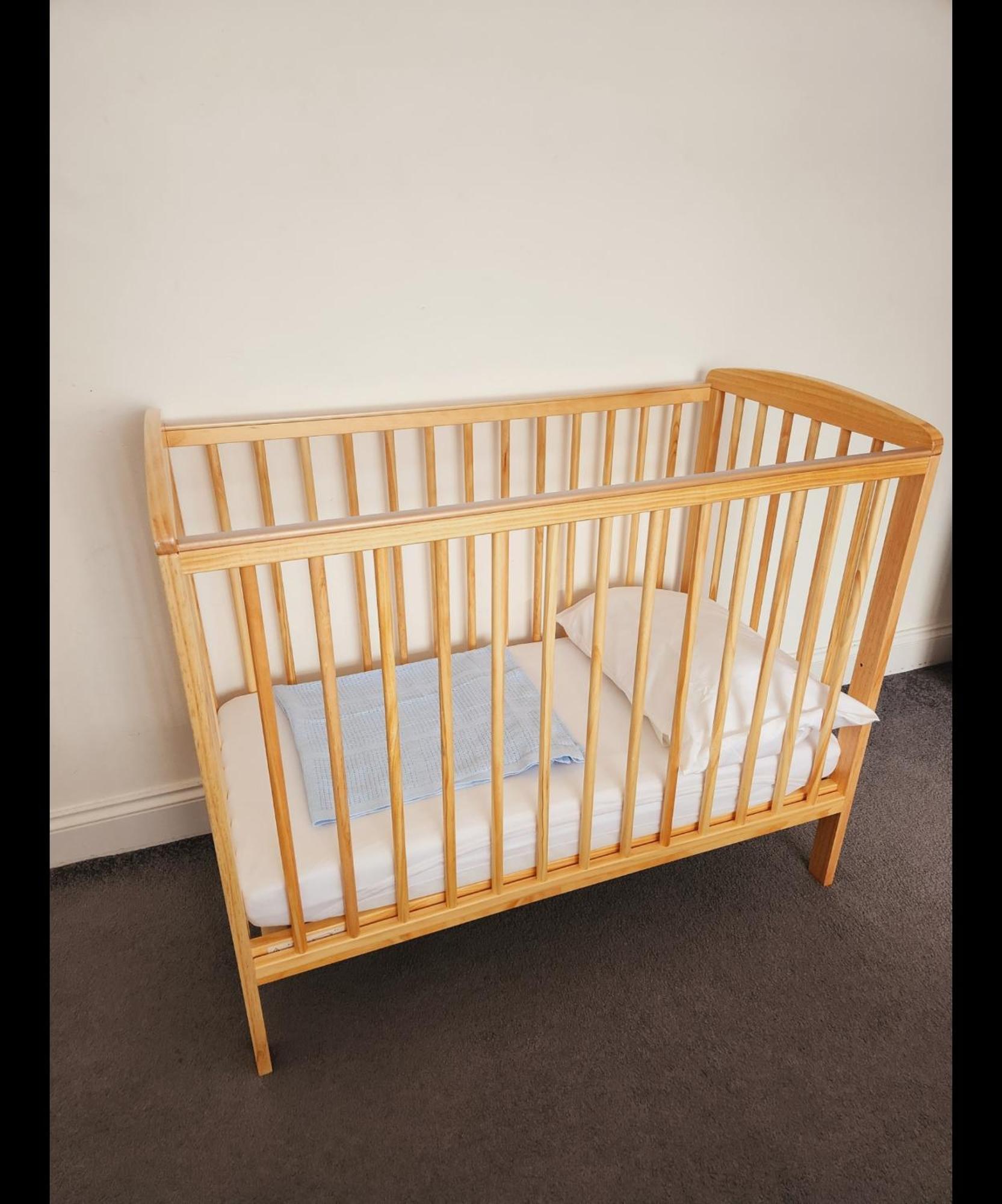12 Minutes To Kings Cross, 6 Minutes Walks To The Train Station - Free Parking 3 Bed 2 Bath Fully Refurbished Flat No Party Or Gathering Allowed Londra